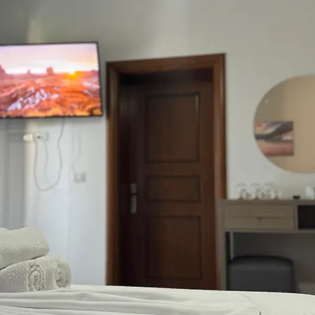 Отель Te Gjyshi *