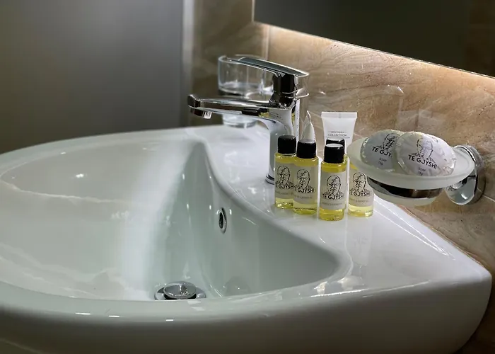 Отель Te Gjyshi *